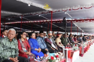 Bupati Dairi Ir.Vickner Sinaga didampingi Ketua TP-PKK Kabupaten Dairi Rita Puspita Vickner Sinaga menghadiri perayaan Hari Jadi ke-27 Kabupaten Toba.(ist)