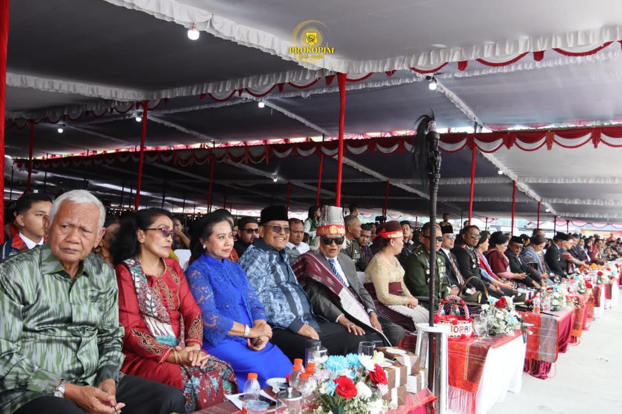 Bupati Dairi Ir.Vickner Sinaga didampingi Ketua TP-PKK Kabupaten Dairi Rita Puspita Vickner Sinaga menghadiri perayaan Hari Jadi ke-27 Kabupaten Toba.(ist)