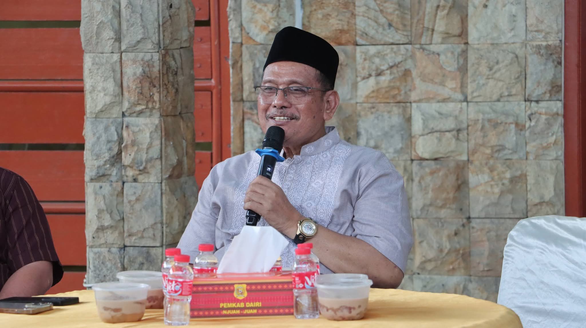 Bupati Dairi Vickner Sinaga menjalin silaturahmi dengan para awak media di rumah dinas.(ist)