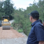 Bupati Dairi Vickner Sinaga mengecek perbaikan ruas Jalan Jrs Sp. Siboras - Dolok Tolong link 054 Kecamatan Sumbul.(ist)