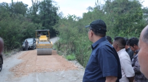 Bupati Dairi Vickner Sinaga mengecek perbaikan ruas Jalan Jrs Sp. Siboras - Dolok Tolong link 054 Kecamatan Sumbul.(ist)