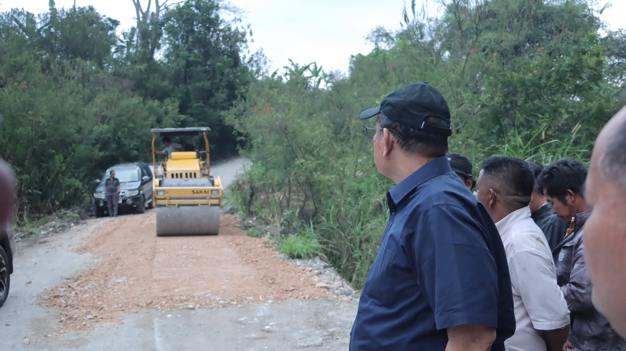 Bupati Dairi Vickner Sinaga mengecek perbaikan ruas Jalan Jrs Sp. Siboras - Dolok Tolong link 054 Kecamatan Sumbul.(ist)