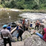 Timsar melakukan pencarian terhadap Robet Sinamo, warga Desa Aornakan II yang dilaporkan hilang di Sungai Lae Ordi.(ist)