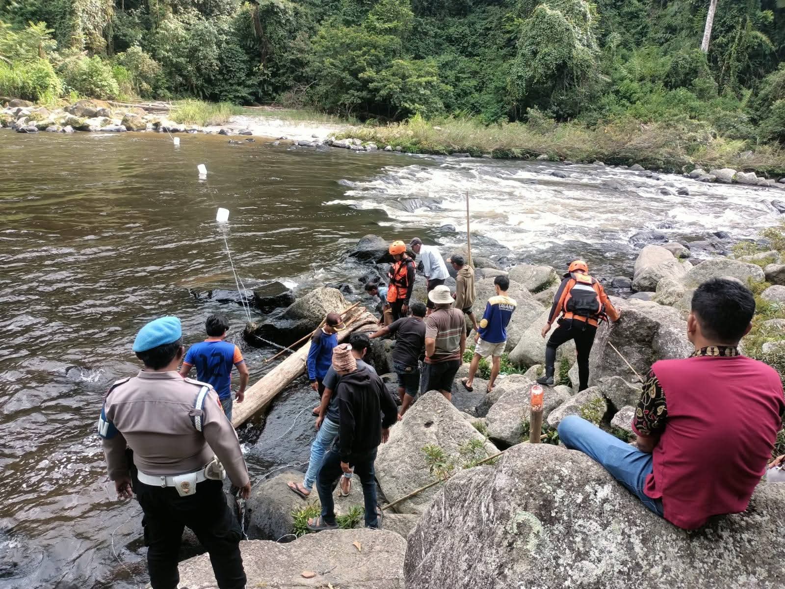 Timsar melakukan pencarian terhadap Robet Sinamo, warga Desa Aornakan II yang dilaporkan hilang di Sungai Lae Ordi.(ist)
