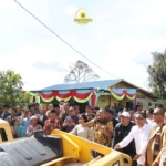 Bupati Dairi, Ir. Vickner Sinaga, meluncurkan (launching) proyek perbaikan jalan di Desa Kuta Tengah, Kecamatan Siempat Nempu Hulu.(ist)