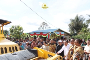 Bupati Dairi, Ir. Vickner Sinaga, meluncurkan (launching) proyek perbaikan jalan di Desa Kuta Tengah, Kecamatan Siempat Nempu Hulu.(ist)