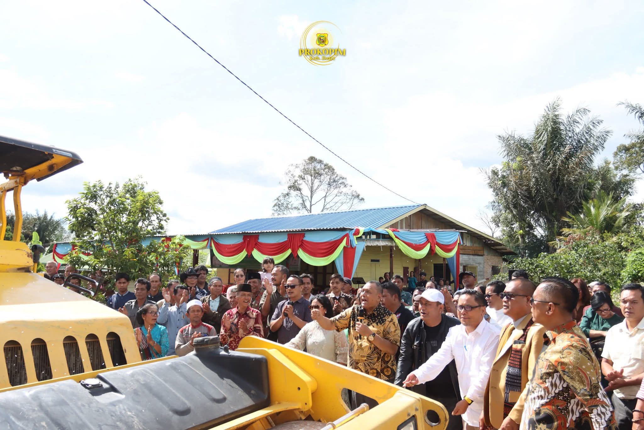 Bupati Dairi, Ir. Vickner Sinaga, meluncurkan (launching) proyek perbaikan jalan di Desa Kuta Tengah, Kecamatan Siempat Nempu Hulu.(ist)