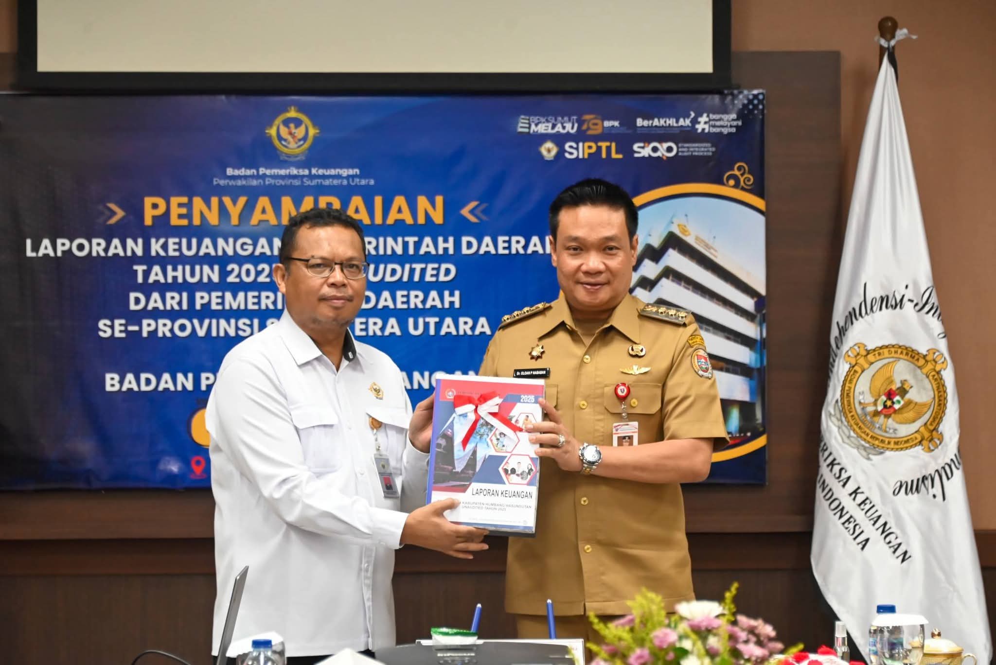Bupati Humbang Hasundutan, Dr. Oloan P. Nababan, SH, MH, menyerahkan Laporan Keuangan Pemerintah Daerah (LKPD) Unaudited Tahun Anggaran 2025 kepada Badan Pemeriksa Keuangan (BPK) RI Perwakilan Provinsi Sumatera Utara.(ist)