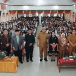 Bupati Dairi Vickner Sinaga memberikan motivasi pemulihan dampak MBG kepada siswa SMK Swasta HKBP Sidikalang.(ist)