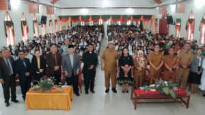 Bupati Dairi Vickner Sinaga memberikan motivasi pemulihan dampak MBG kepada siswa SMK Swasta HKBP Sidikalang.(ist)
