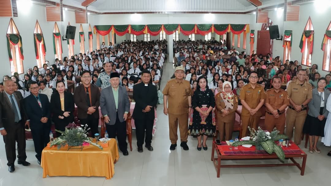 Bupati Dairi Vickner Sinaga memberikan motivasi pemulihan dampak MBG kepada siswa SMK Swasta HKBP Sidikalang.(ist)