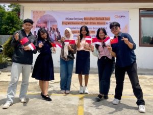 Enam penerima Beasiswa Angkatan ke-4 di Kantor DPM Sidikalang, Kabupaten Dairi, Kamis (4/3/2026).(ist)