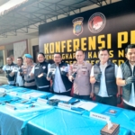 Kasat Narkoba Polrestabes Medan Kompol Rafli Yusuf Nugraha (Kaca Mata Tengah) memaparkan Barang Bukti Vape Narkoba.(ist)