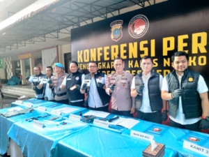 Kasat Narkoba Polrestabes Medan Kompol Rafli Yusuf Nugraha (Kaca Mata Tengah) memaparkan Barang Bukti Vape Narkoba.(ist)