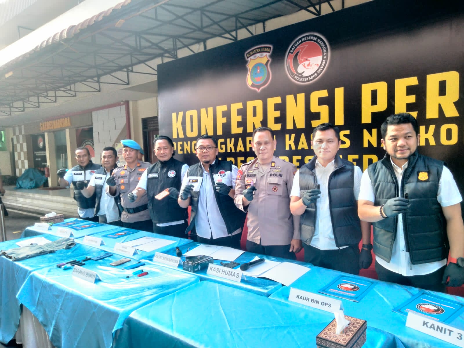Kasat Narkoba Polrestabes Medan Kompol Rafli Yusuf Nugraha (Kaca Mata Tengah) memaparkan Barang Bukti Vape Narkoba.(ist)