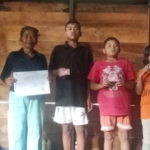 Surti Sagala warga Lae Mbara Desa Parbuluan VI kecamatan Parbuluan bersama cucunya memperlihatkan dokumen Adminduk.(ist)