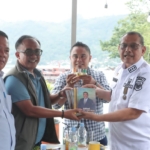 Pertemuan Bupati Dairi Vickner Sinaga (Kanan) bertemu dengan wakil Bupati Samosir (Ariston Tua Sidauruk di kawasan water front Samosir.(ist)