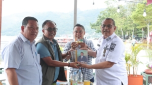 Pertemuan Bupati Dairi Vickner Sinaga (Kanan) bertemu dengan wakil Bupati Samosir (Ariston Tua Sidauruk di kawasan water front Samosir.(ist)