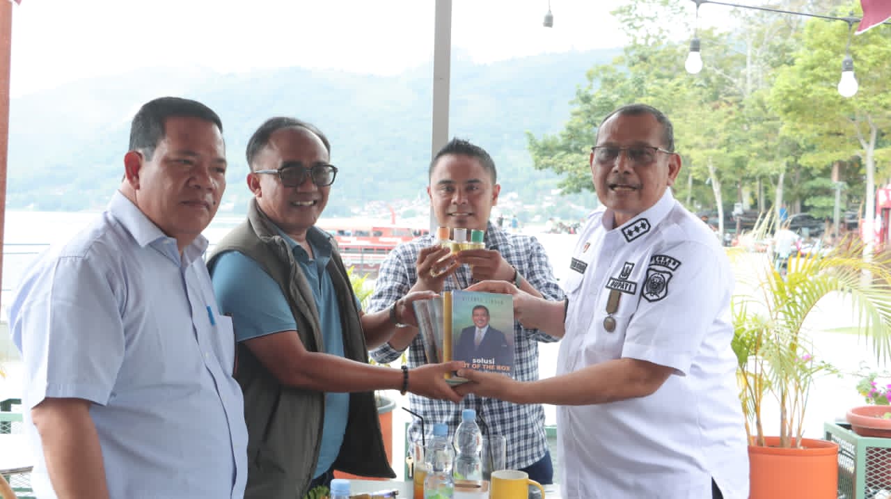 Pertemuan Bupati Dairi Vickner Sinaga (Kanan) bertemu dengan wakil Bupati Samosir (Ariston Tua Sidauruk di kawasan water front Samosir.(ist)