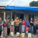 Bupati Dairi Vickner Sinaga turun kelokasi bencana angin puting beliung di Desa Pangguruan Sumbul memberikan bantuan kepada warga terdampak.(iwan)