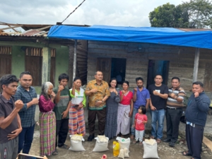Bupati Dairi Vickner Sinaga turun kelokasi bencana angin puting beliung di Desa Pangguruan Sumbul memberikan bantuan kepada warga terdampak.(iwan)