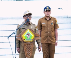 Wakil Bupati (Wabup) Samosir, Ariston Tua Sidauruk memimpin apel gabungan di lingkungan Pemerintah Kabupaten Samosir.(ist)