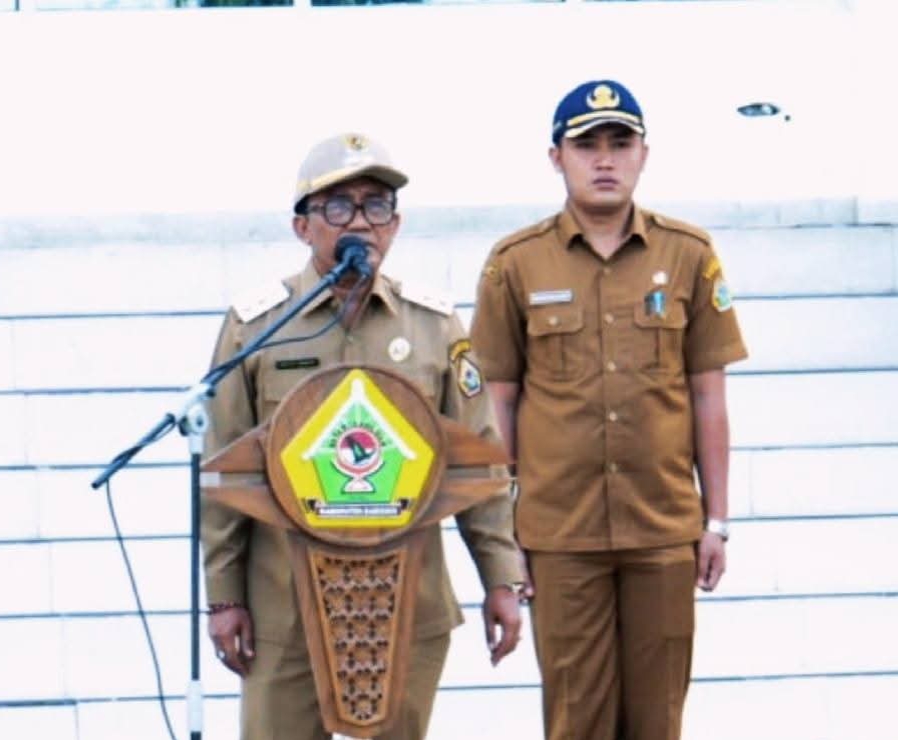 Wakil Bupati (Wabup) Samosir, Ariston Tua Sidauruk memimpin apel gabungan di lingkungan Pemerintah Kabupaten Samosir.(ist)