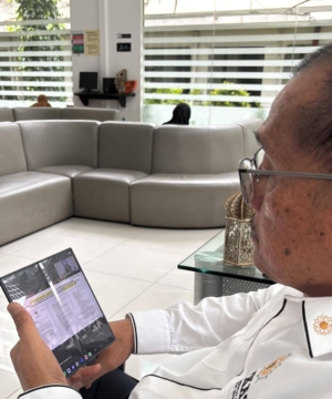 Bupati Dairi Vickner Sinaga mengikuti rapat melalui zoom bersama Menteri Dalam Negeri (Mendagri) Tito Karnavian.(ist)