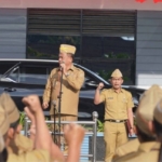 Bupati Karo, Brigjen Pol (Purn) Dr. Antonius Ginting memimpin apel gabungan bertempat di Halaman Kantor Bupati Karo, Senin (9/3/2026).(ist)