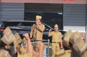Bupati Karo, Brigjen Pol (Purn) Dr. Antonius Ginting memimpin apel gabungan bertempat di Halaman Kantor Bupati Karo, Senin (9/3/2026).(ist)