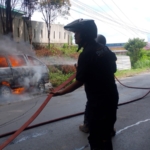 Tim Damkar Dairi lakukan pemadaman terhadap minibus uang terbakar di jalan Sidikalang - Medan, Sitinjo.(ist)
