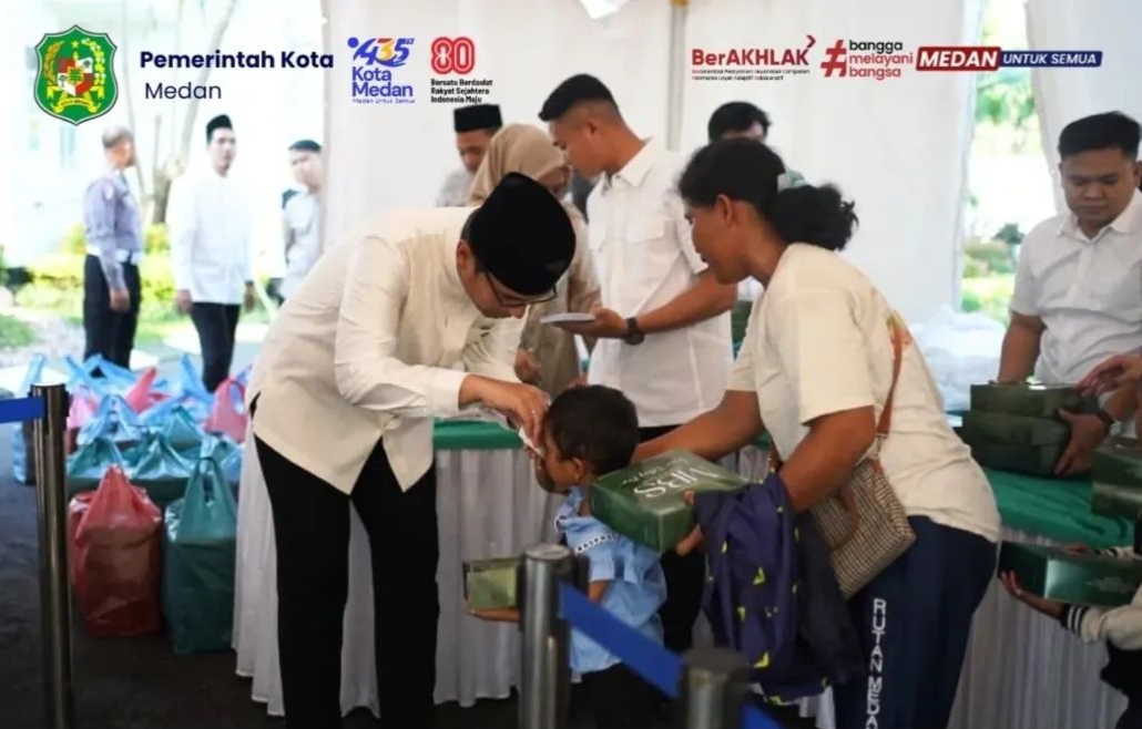 Walikota Medan Rico Waas sambut kedatangan warga di kediamannya rayakan idul fitri.(ist)