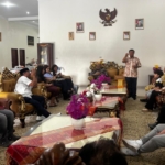 Nurdin Tampubolon dan keluarga saat berada di rumah dinas Bupati Dairi.(ist)