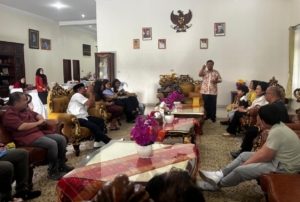 Nurdin Tampubolon dan keluarga saat berada di rumah dinas Bupati Dairi.(ist)