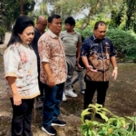 Nurdin Tampubolon, Presiden Komisaris NT Corp bersama Sekda Kabupaten Dairi (kanan) saat melihat pembibitan pohon produktif.(ist)
