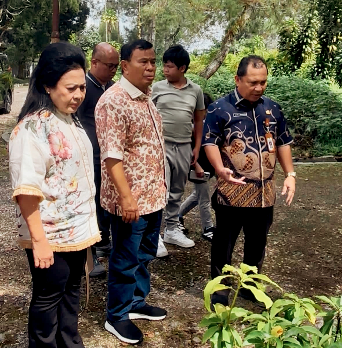 Nurdin Tampubolon, Presiden Komisaris NT Corp bersama Sekda Kabupaten Dairi (kanan) saat melihat pembibitan pohon produktif.(ist)