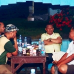 Bupati Dairi Vickner Sinaga berdiskusi dengan warga saat berkunjung ke desa Lae Ambat Kecamatan Silima Pungga - Pungga.(ist)