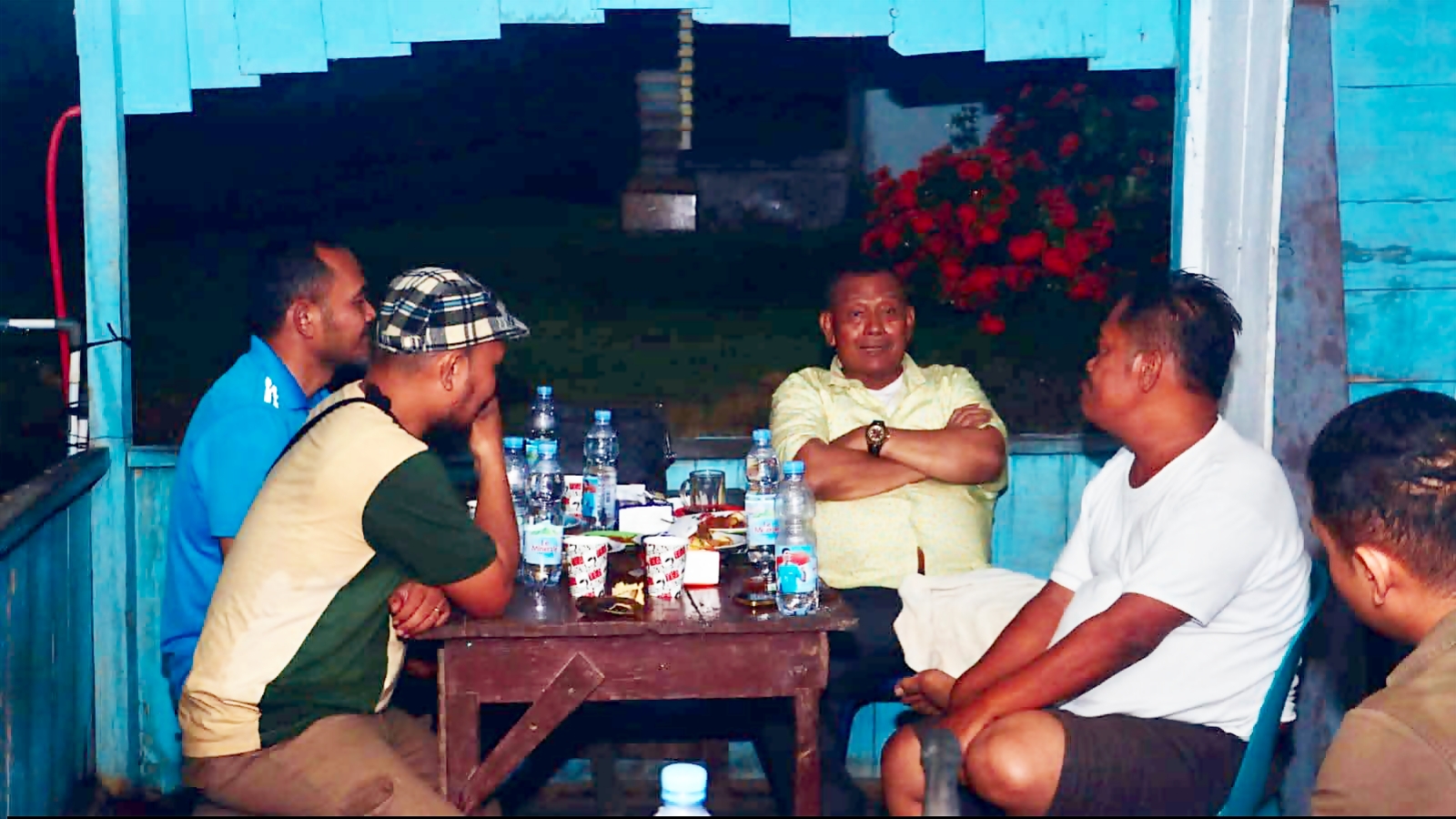 Bupati Dairi Vickner Sinaga berdiskusi dengan warga saat berkunjung ke desa Lae Ambat Kecamatan Silima Pungga - Pungga.(ist)