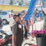 Tim PD Pasar Sidikalang melakukan penertiban trotoar luar pasar.(ist)
