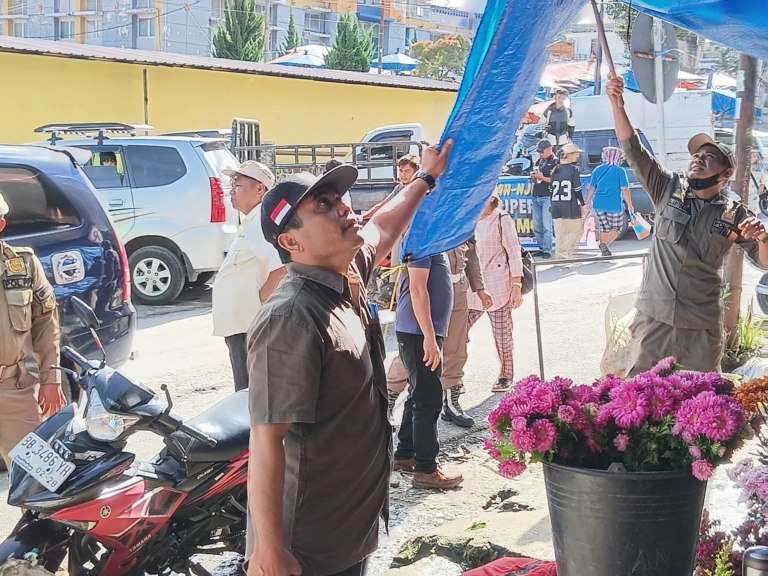 Tim PD Pasar Sidikalang melakukan penertiban trotoar luar pasar.(ist)