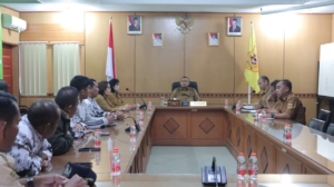 Pertemuan Bupati Dairi Vickner Sinaga dengan Persatuan Guru Republik Indonesia (PGRI) Cabang Dairi.(ist)