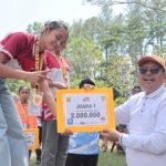 Bupati Dairi Vickner Sinaga serahkan hadiah Lomba Lari Dairi Merlojang Tahun 2026, Minggu (19/4/2026).(ist)