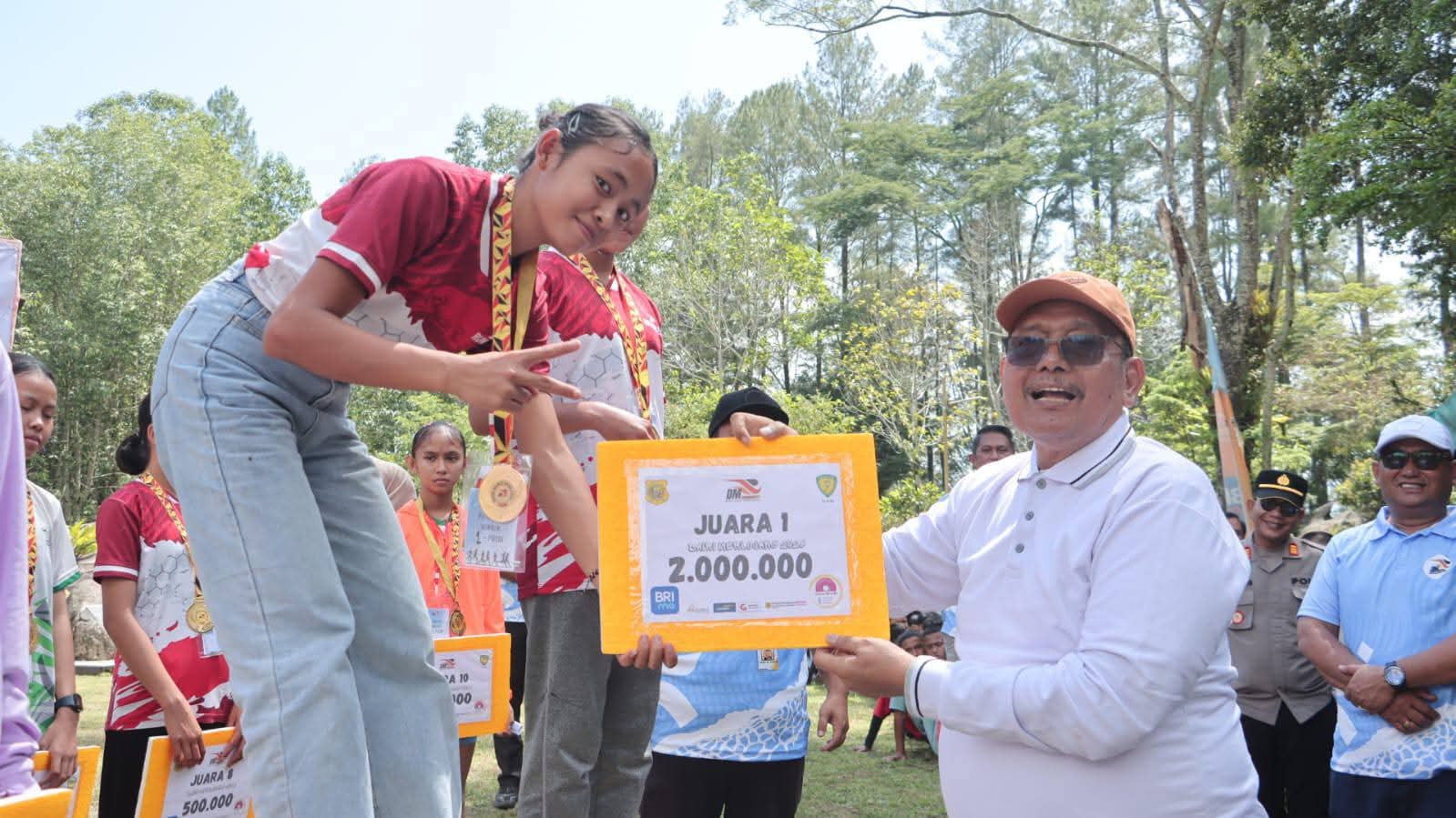 Bupati Dairi Vickner Sinaga serahkan hadiah Lomba Lari Dairi Merlojang Tahun 2026, Minggu (19/4/2026).(ist)