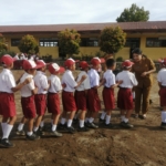 Kepala Sekolah UPT SDN Nomor 037990 Sibira, Desa Parbuluan VI Iko Arta Tambunan, S.Pd.SD bersama siswa.(iwan)