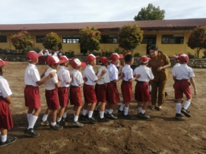 Kepala Sekolah UPT SDN Nomor 037990 Sibira, Desa Parbuluan VI Iko Arta Tambunan, S.Pd.SD bersama siswa.(iwan)