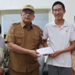 Bupati Dairi Vickner Sinaga bersama siswa berprestasi SMA N1 Sidikalang.(ist)