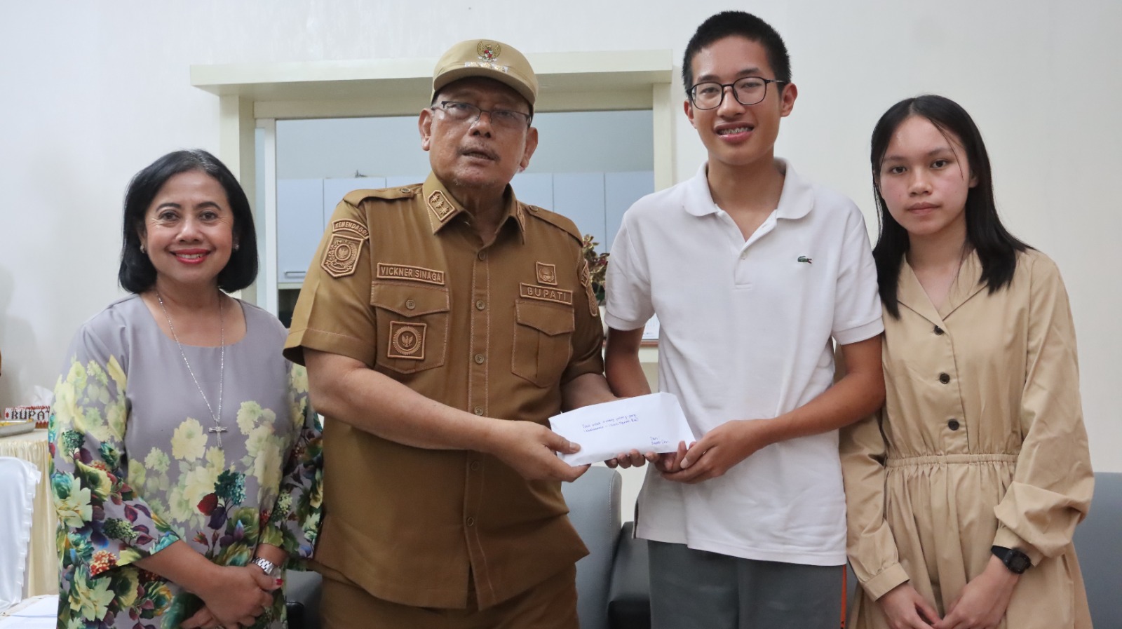 Bupati Dairi Vickner Sinaga bersama siswa berprestasi SMA N1 Sidikalang.(ist)