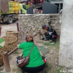 Divisi Kebersihan PD Pasar Dairi melakukan pembersihan intensif dan penataan di kawasan Pasar Sidikalang.(ist)