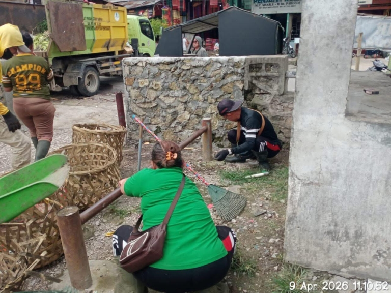 Divisi Kebersihan PD Pasar Dairi melakukan pembersihan intensif dan penataan di kawasan Pasar Sidikalang.(ist)