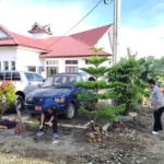 Dinas Kependudukan dan Pencatatan Sipil (Dukcapil) Kabupaten Dairi melaksanakan kebersihan dilingkungan sekitar kantor.(ist)